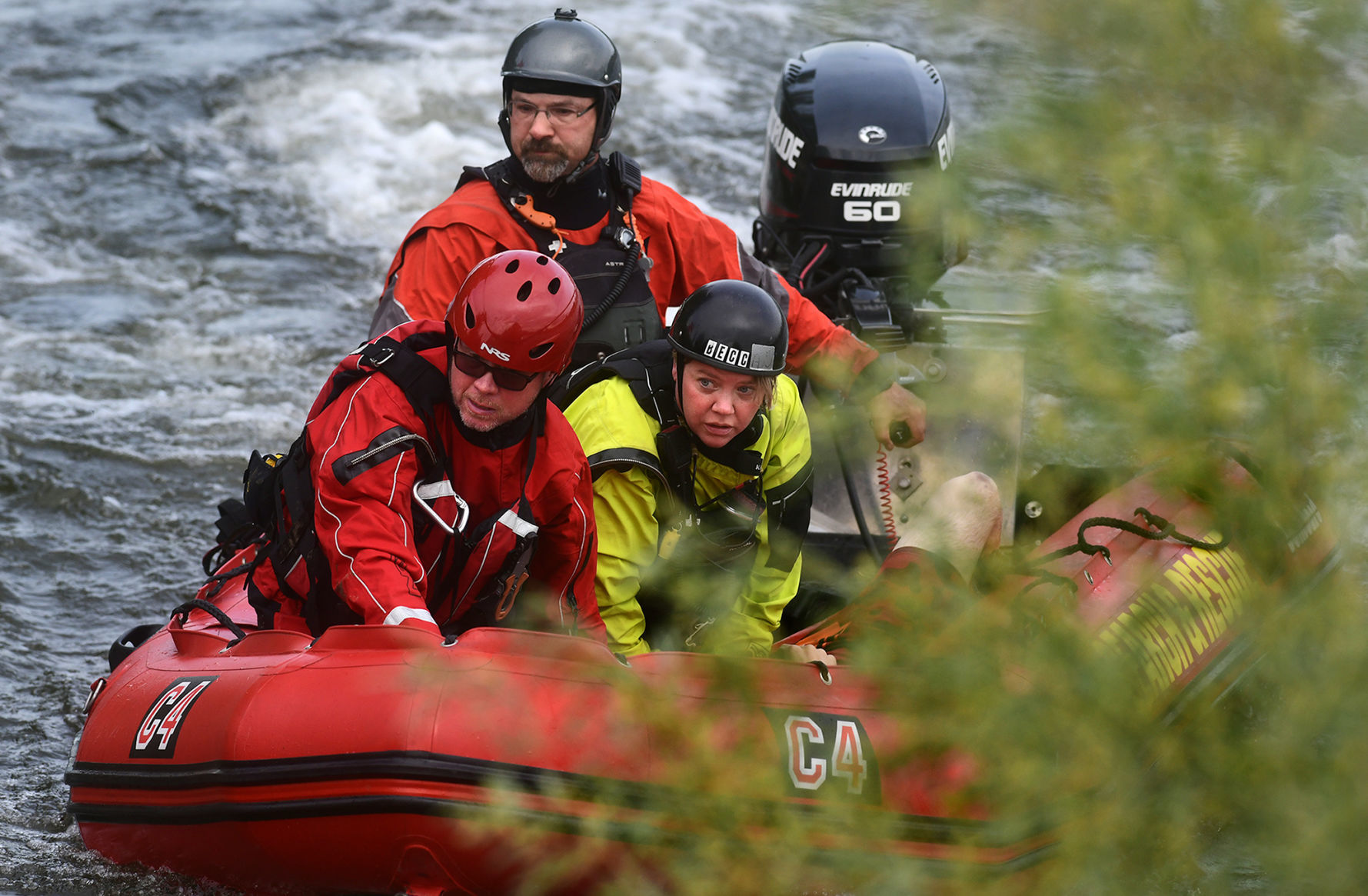 Search and Rescue pulls up to the boat ramp